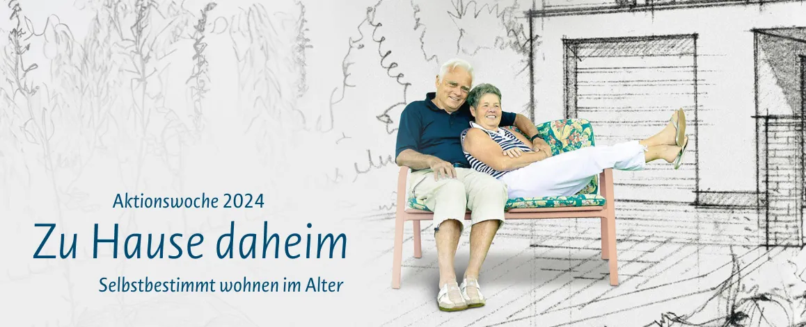 Aktionswoche 2024 Zu Hause daheim - Selbstbestimmt wohnen im Alter - Älteres Paar sitzt relaxed auf einer Holzbank, Frau wird von Mann umarmt und streckt Beine über die Armlehne der Bank